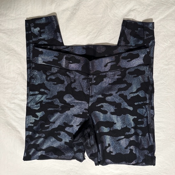 EUC PREMIUM LEGGING - CAMO METALLIC BLACK (Size 14/16) - Picture 1 of 5